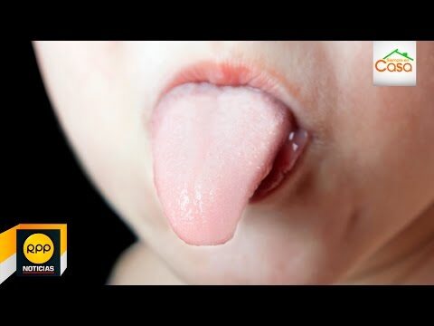 La razón detrás de por qué los bebés sacan la lengua